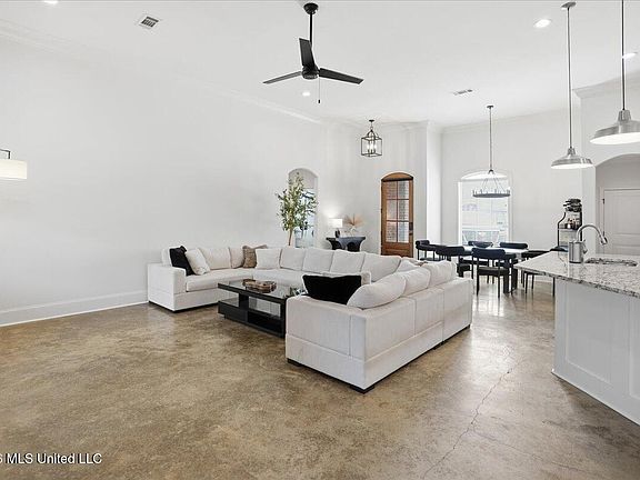 5th image of 607 Gloucester Way