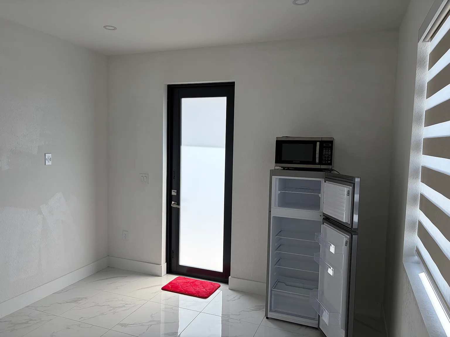 1 bed, 950 sqft, $1,300 — Photo 3