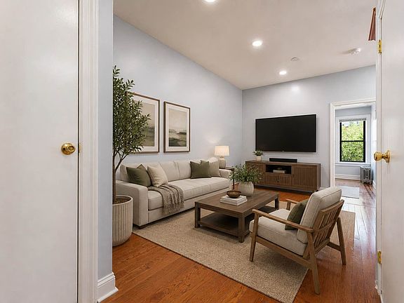 3rd image of 161 E 52nd St #2F
