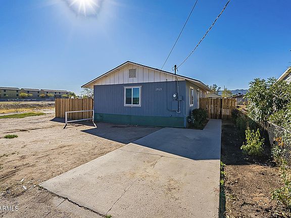 3rd image of 2823 E Tamarisk Ave