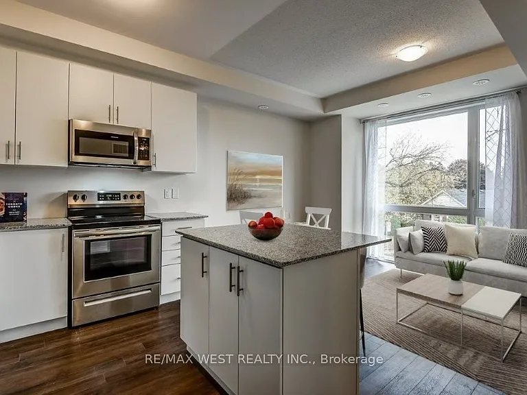 24 Fieldway Rd #Townhouse 7 — Photo 7