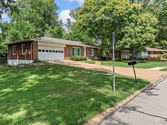 3rd image of 9701 Lindenhurst Dr