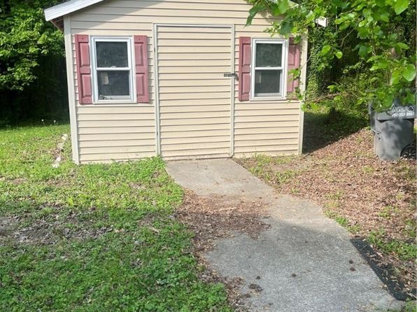 202 Savedge Ave, Wakefield, VA 23888