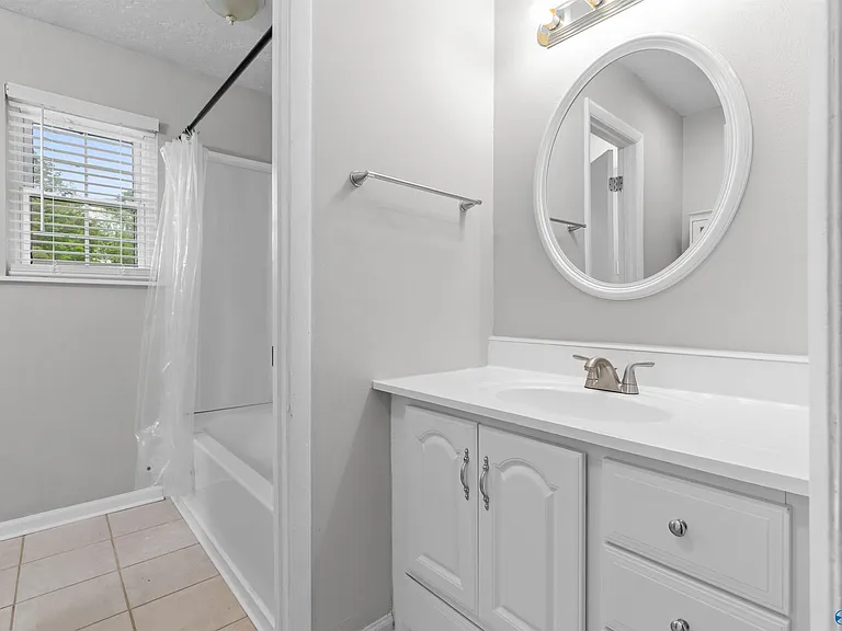 2406 Yorkshire Dr SW — Photo 26