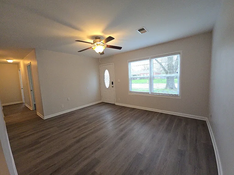 981 Olympia Dr — Photo 3