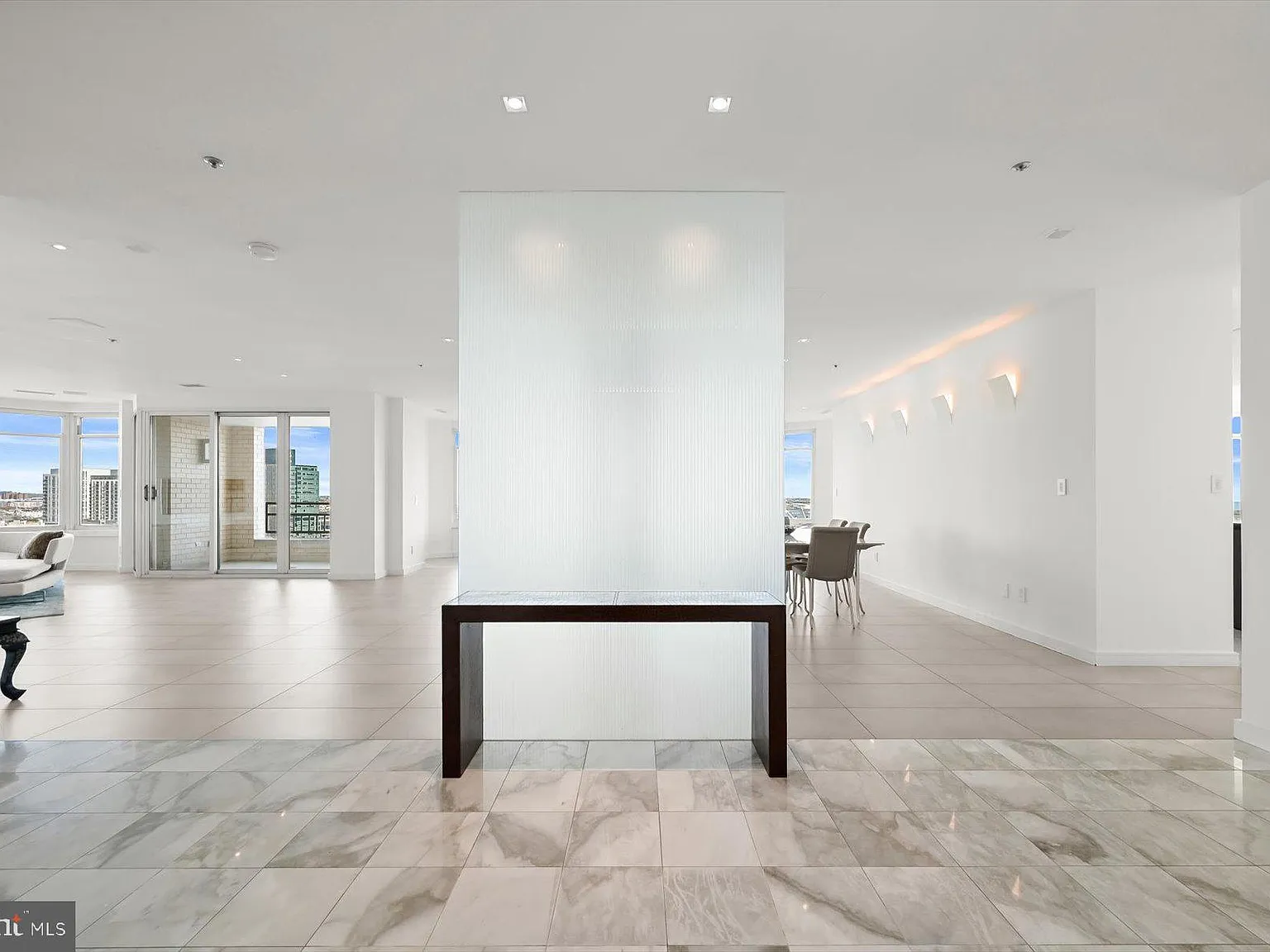 100 Harborview Drive — Photo 2
