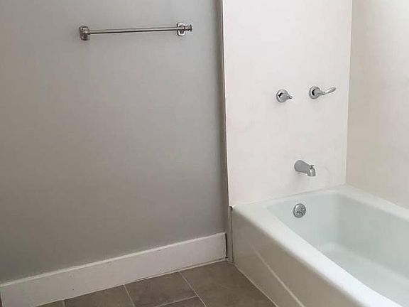 3rd image of 859 1/2 Roosevelt Pl