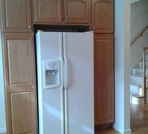 There is LOTS of cabinet an...