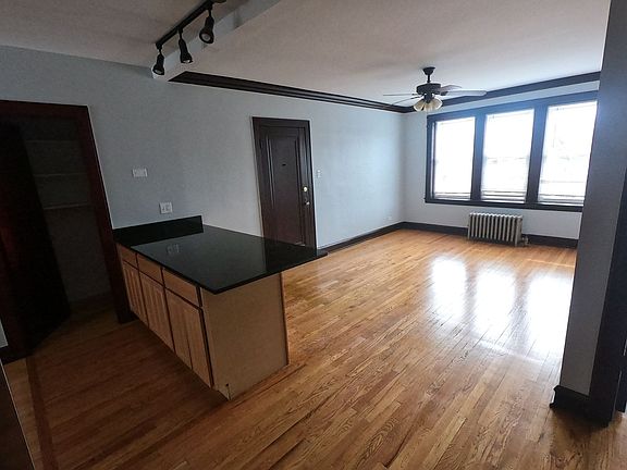 3rd image of 4952-56 W Roscoe St #4954-1