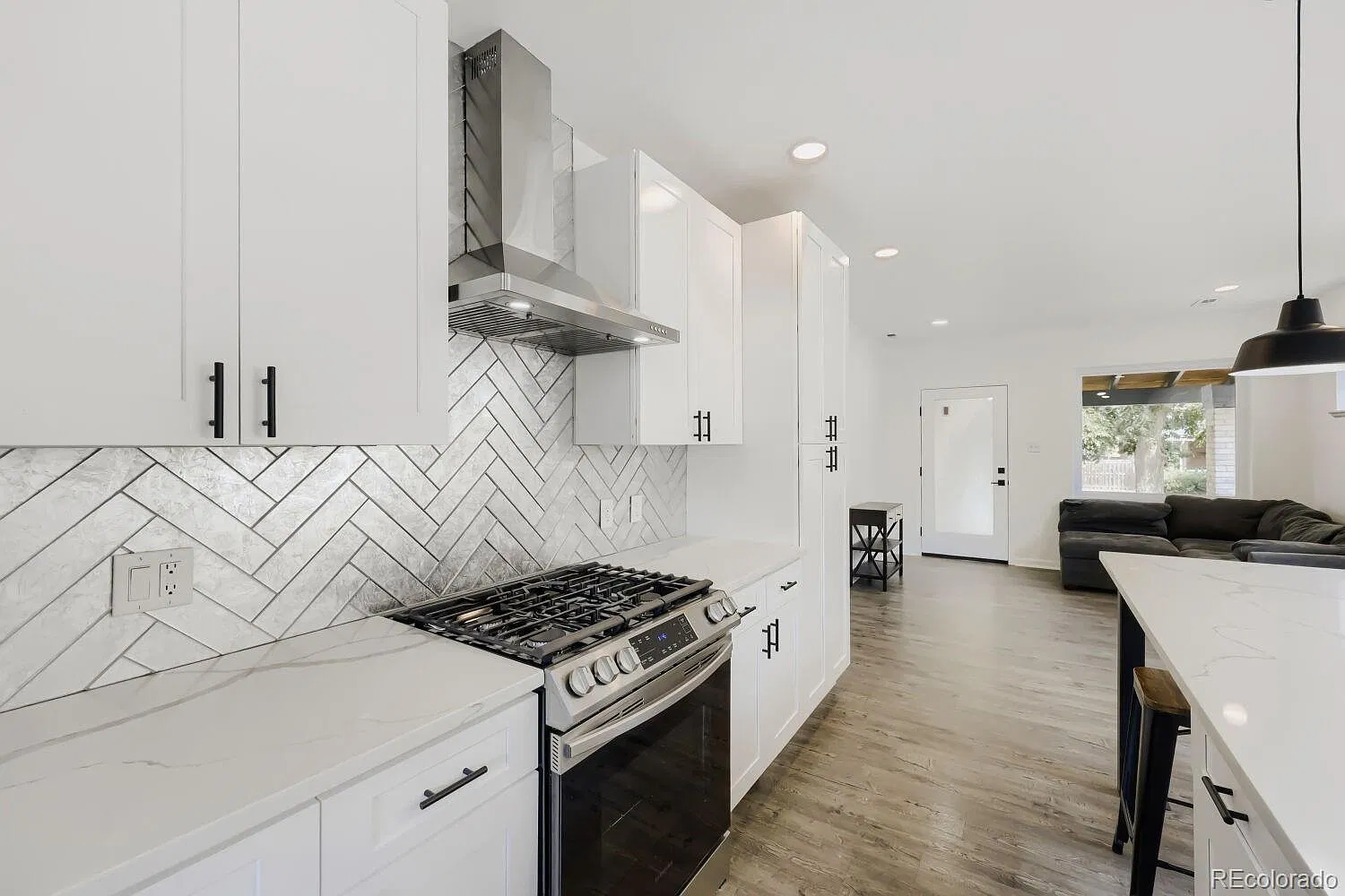 3 bed, 1.0 bath, 1697 sqft, $3,500 — Photo 2