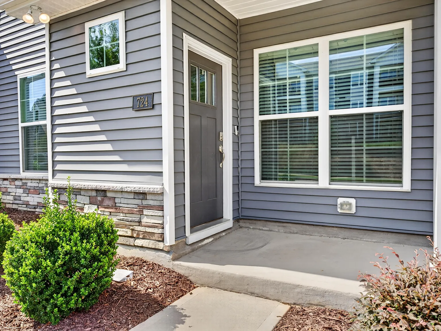 4 bed, 2.5 bath, 2400 sqft, $2,150 — Photo 4