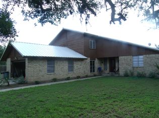 120 Mesquite Cir, Beeville, TX 78102