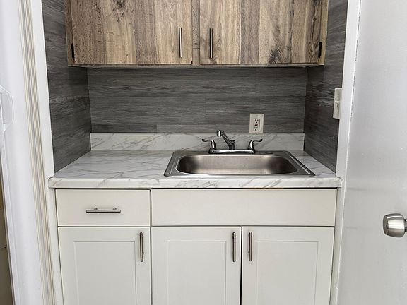 4th image of 913 NE 18th Ave #128