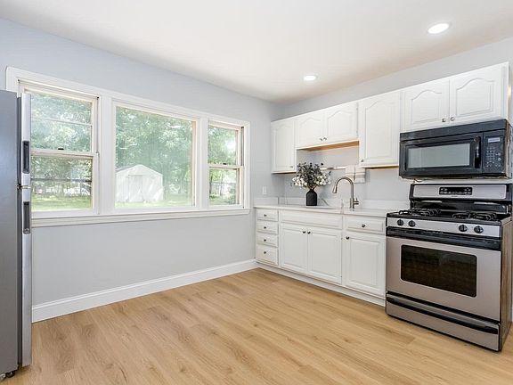 5th image of 20 Rayburn Rd
