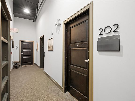 5th image of 212 N Center St Unit 202
