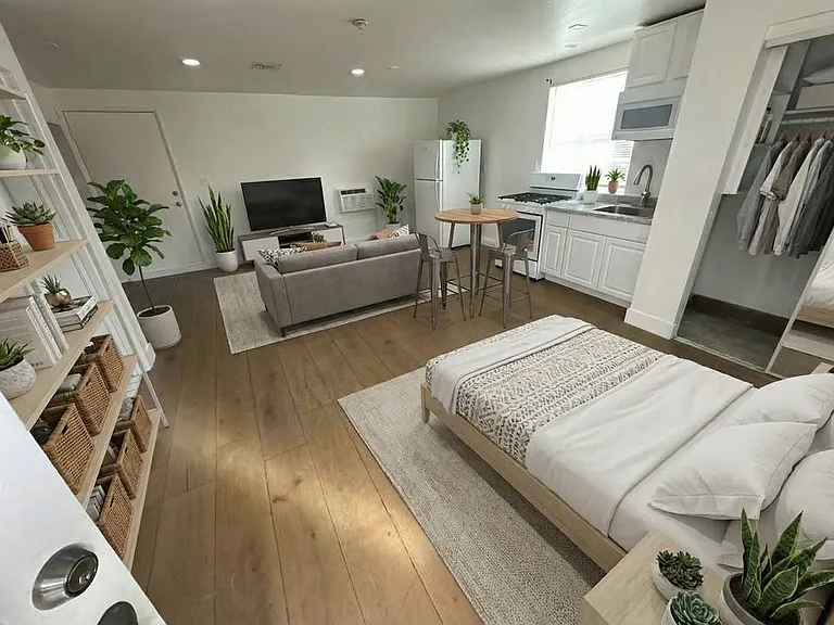 8361 Woodlake Ave — Photo 4