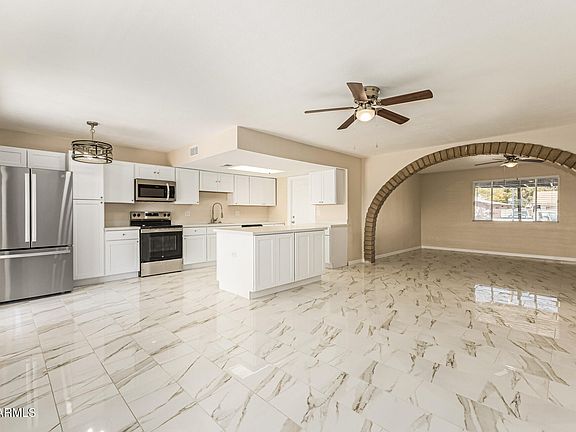 3rd image of 1521 E DIAMOND Avenue