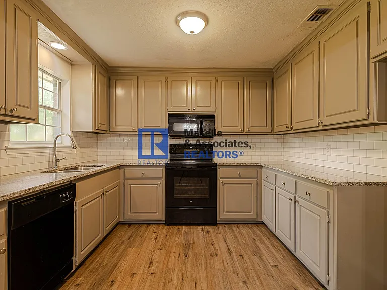 114 Fox Meadow Dr — Photo 12