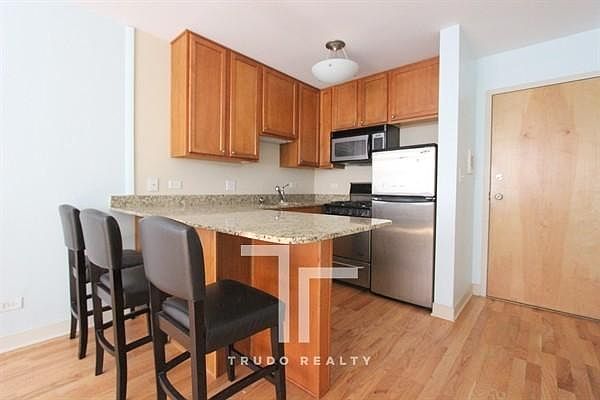1st image of 623 W Wrightwood Ave #200