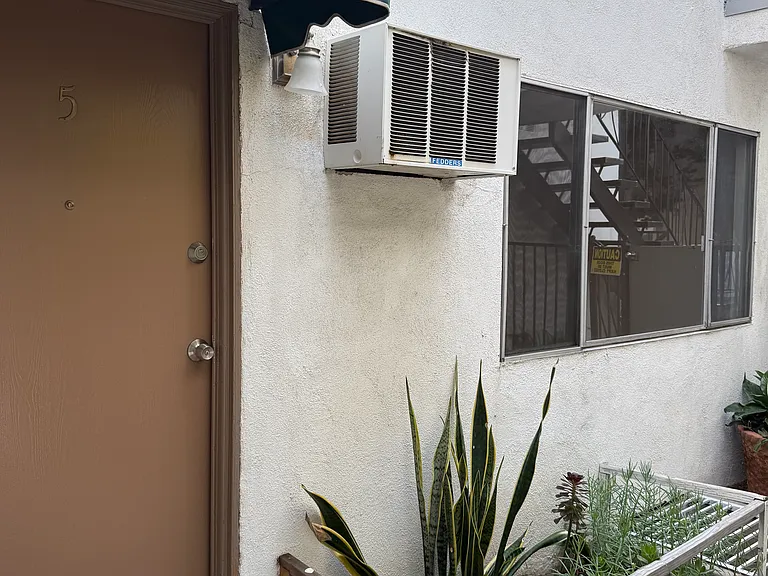 17830 Magnolia Blvd #5 — Photo 18