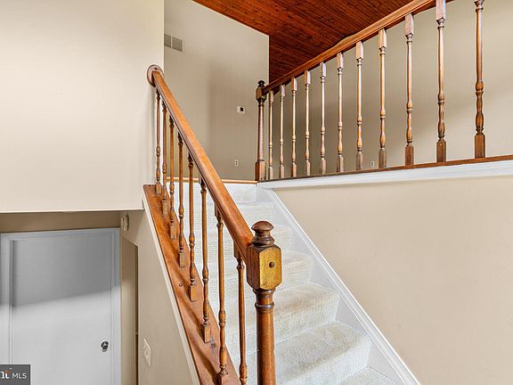 3rd image of 552 Greenhill Ct