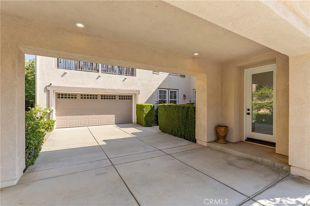 5 bed, 4504 sqft, $8,300 — Photo 3