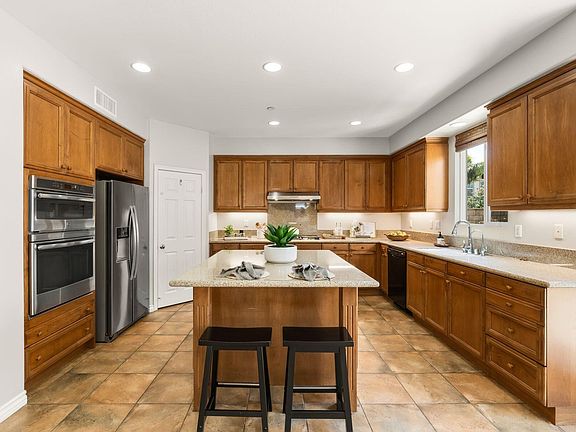 5th image of 675 Charleston Pl