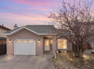 8 NE Hawkfield Cres NW, Calgary, AB T3G 1Z5