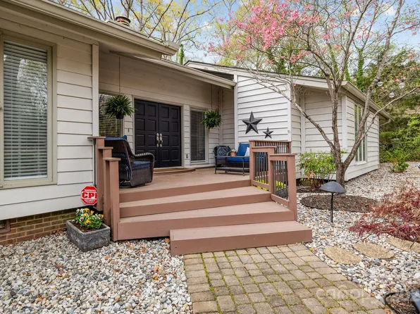 27 Heritage Ct, Lake Wylie, SC 29710