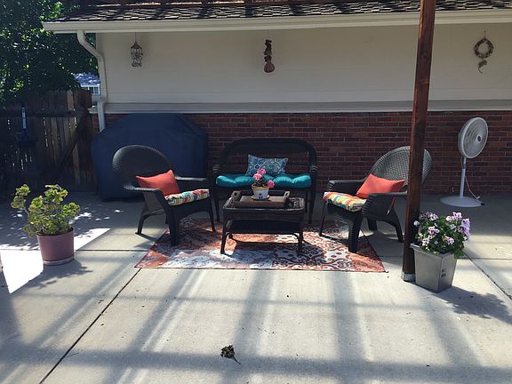 Covered patio in back