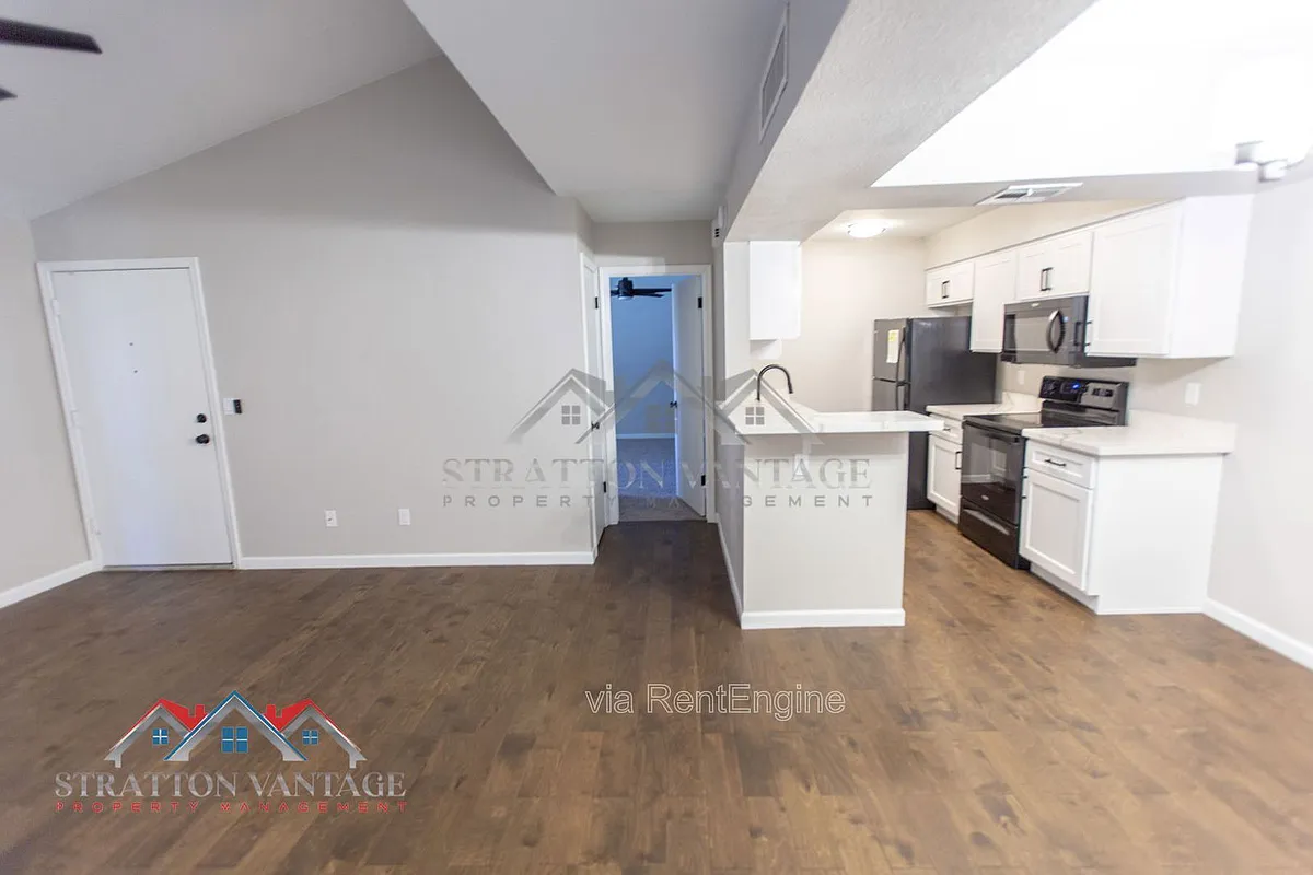 Building Photo - 10610 S 48th St #2100