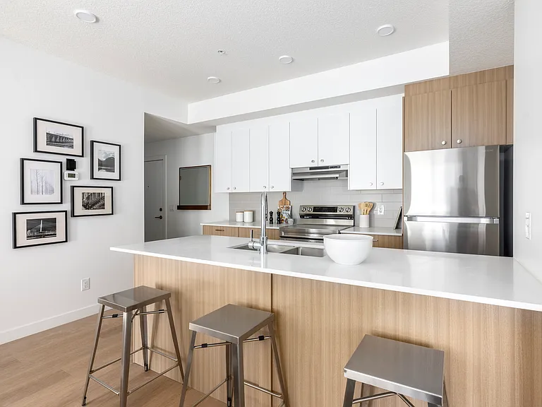 110 Lucas Cres NW — Photo 11