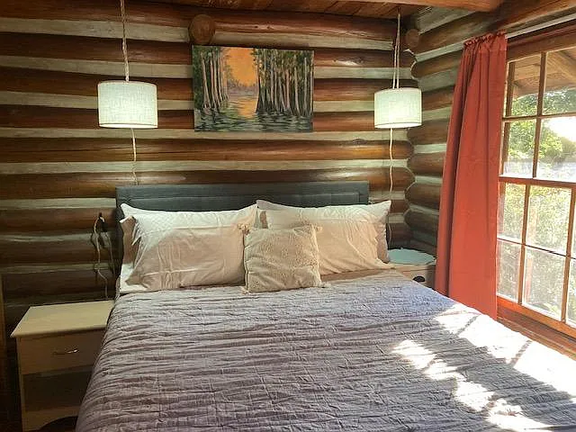 Bedroom 1, queen bed