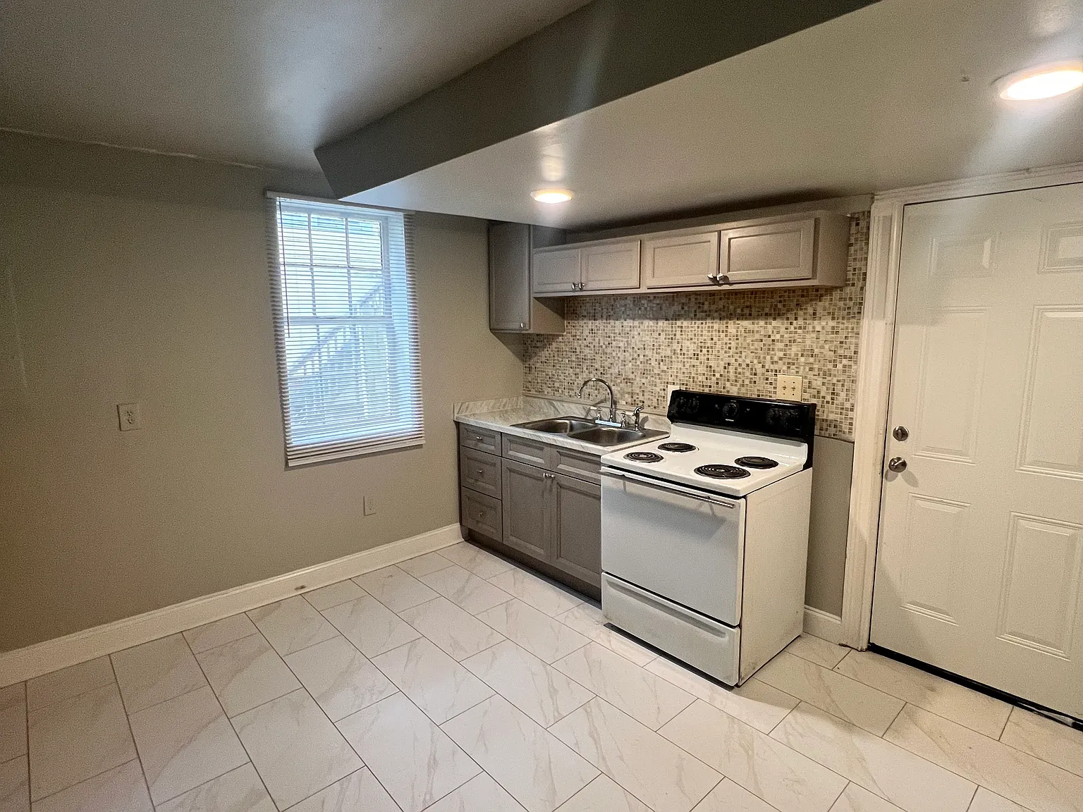 3 bed, 950 sqft, $1,650 — Photo 3
