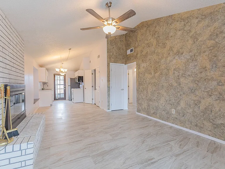 762 Stafford Ct — Photo 6