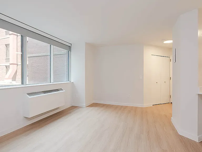 180 Riverside Blvd #10V — Photo 2