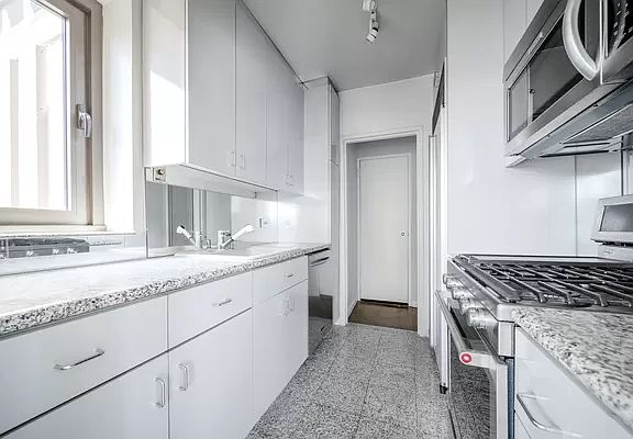 5th image of 160 E 65th St APT 29F