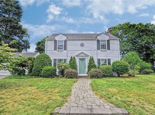 35 Mayfair Dr, Rumford, RI 02916