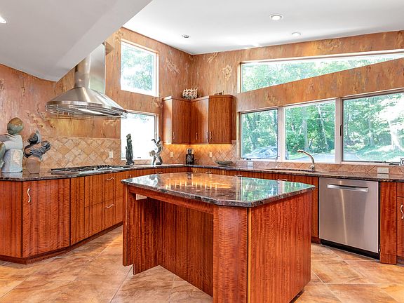 4th image of 25 Twin Ponds Ln