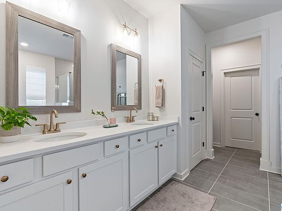 5th image of 1040 Clifton Rd