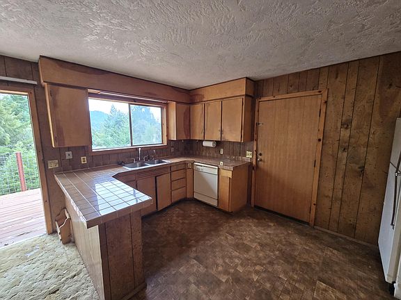 4th image of 330 Colony Rd