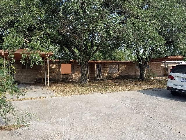 2nd image of 1920 N Charles Cir