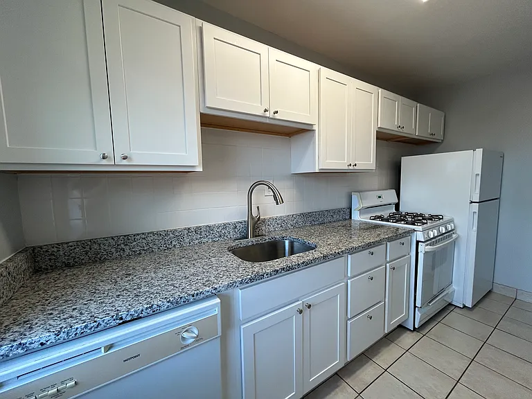 Royal Gardens Apartments — Photo 29