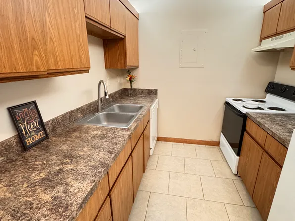 5100 Emerald Dr APT 4, Lincoln, NE 68516