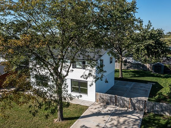 3rd image of 9416 Magnolia Ave