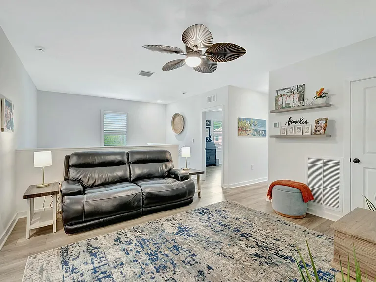 601 NE Waters Edge Ln — Photo 28