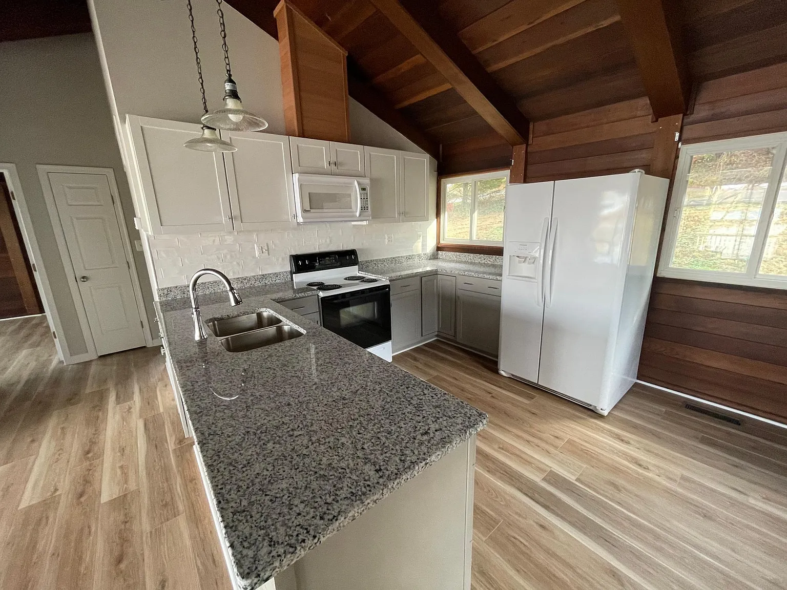 227 Lakeview Cir — Photo 4