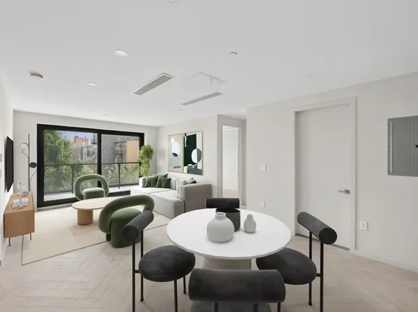 390 Manhattan Avenue image 1 of 10