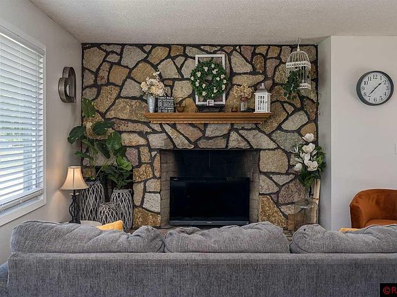 3rd image of 207 Mapleridge Dr