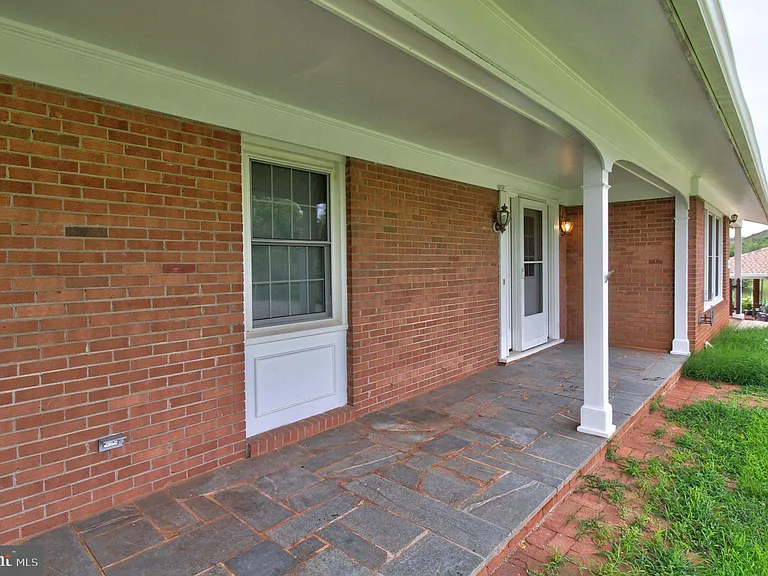 113 Thornton Ct — Photo 4